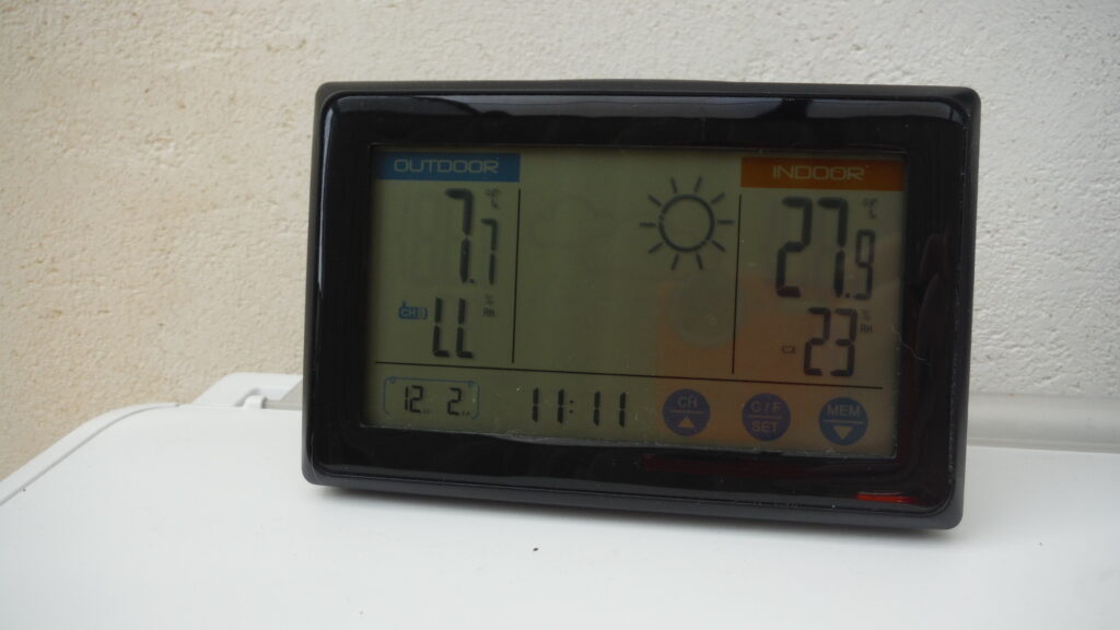 本日のガーデンルームジーマの室内の温度は27.9℃です。室外の気温は7.7°です。